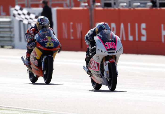 Ο Luis Salom τερματίζει μπροστά από τον Sandro Cortese.